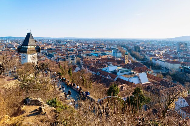 Stadsgezicht met Grazer Uhturm Clock Tower op Schlossberg Castle Hill op straat in het centrum en de oude stad van Graz in Oostenrijk. Stad in Stiermarken in Europa. Reizen en geschiedenis met architectuur.