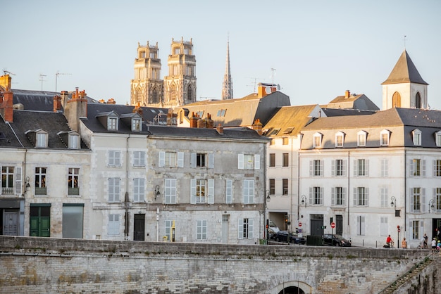 Stadsgezicht met kathedraaltorens in de stad Orleans tijdens de zonsondergang in centraal Frankrijk