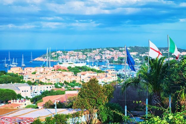 Stadsgezicht met luxe jachten in de jachthaven van porto cervo resort, costa smeralda sardina in italië.