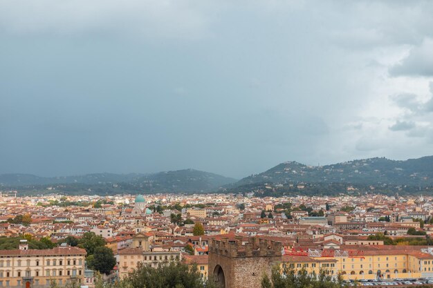 Stadsgezicht met prachtige vintage gebouwen met rode daken met bewolkte hemel in Florence, Italië