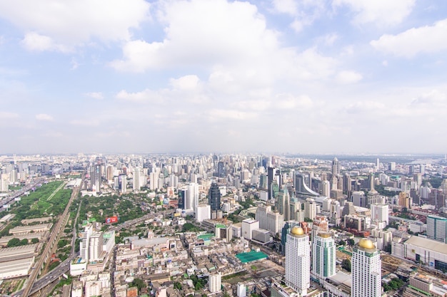 Stadsgezicht met snelweg en verkeer van Bangkok