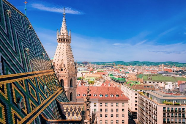 Stadsgezicht met St Stephen Cathedral, of Saint Stephansdom Church in het oude stadscentrum van Wenen in Oostenrijk. Wenen in Europa. Panorama, stadsbeeld. Reizen en toerisme bekijken. Gebouw architectuur mijlpaal