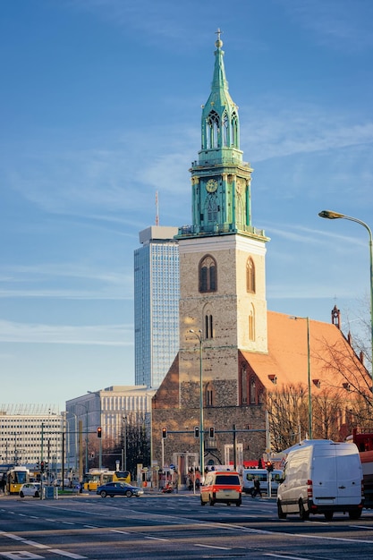 Stadsgezicht met weg in het Duitse stadscentrum in Berlijn en St Mary Church, Duitsland in Europa. Architectuur bouwen. Oriëntatiepunt. Toerisme en vakantie