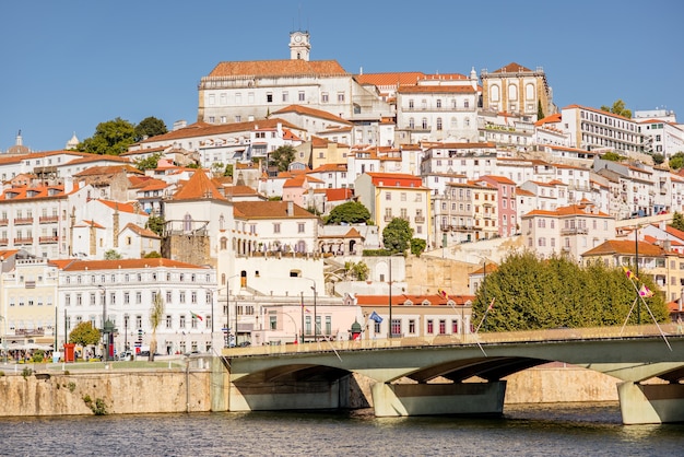 Stadsgezicht op de oude stad van de stad Coimbra tijdens de zonnige dag in centraal Portugal