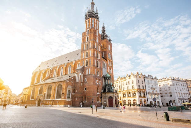 Stadsgezicht op het marktplein met de beroemde Saint Mary's Basilica tijdens de zonsopgang in Krakau, Polen