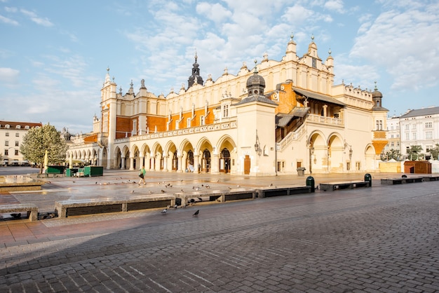 Stadsgezicht op het marktplein met de Lakenhal tijdens het ochtendlicht in Krakau, Polen