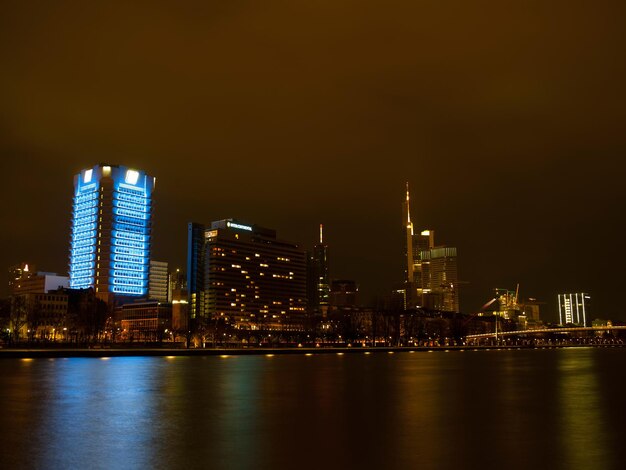 Stadsgezicht 's nachts rivierbrug bouwen en verlicht door elektrische lampen