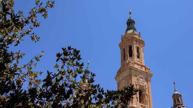 Stadsgezicht uitzicht op de daken en torenspitsen van de basiliek van Onze-Lieve-Vrouw in de stad Zaragoza. Oriëntatiepunt monument Kathedraal van de regio Aragon. Een rooms-katholieke kerk in Spanje
