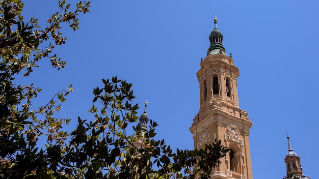 Stadsgezicht uitzicht op de daken en torenspitsen van de basiliek van onze-lieve-vrouw in de stad zaragoza. oriëntatiepunt monument kathedraal van de regio aragon. een rooms-katholieke kerk in spanje