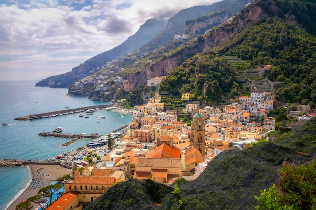 Stadsgezicht van Amalfi met kleurrijke huizen en oceaankustlijn