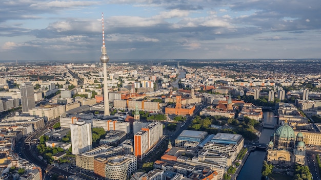 Stadsgezicht van Berlijn voor zonsondergang. Luchtfoto