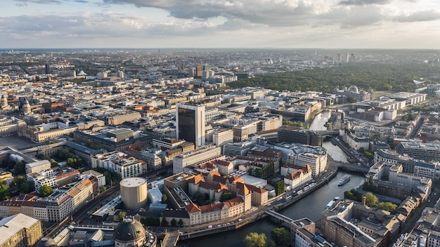 Stadsgezicht van Berlijn voor zonsondergang. Luchtfoto