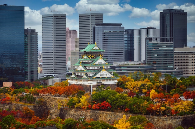 Stadsgezicht van bovenaanzicht van de stad Osaka en het kasteel van Osaka