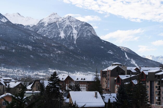 Stadsgezicht van Brianson skigebied in frankrijk berg bedekt met sneeuw en mist alpine landschap