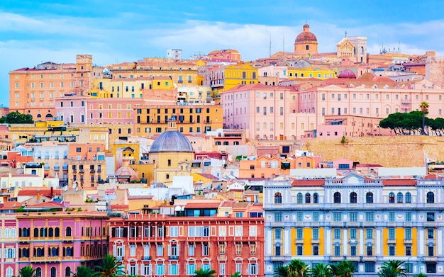 Stadsgezicht van de oude Sardense stad Cagliari, het eiland Zuid-Sardinië in Italië in de zomer. Zicht op de architectuur van de stad. Gemengde media.