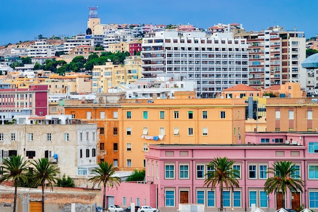 Stadsgezicht van de oude sardense stad cagliari, het eiland zuid-sardinië in italië in de zomer. zicht op de architectuur van de stad.