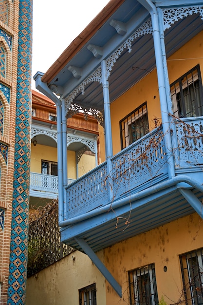 Stadsgezicht van de oude stad Tbilisi. Balkon van een oud gebouw. Ziel en sfeer van Georgië.