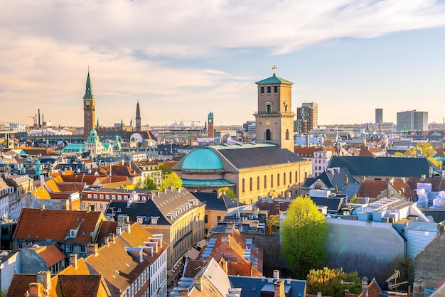 Stadsgezicht van de skyline van de binnenstad van Kopenhagen in Denemarken