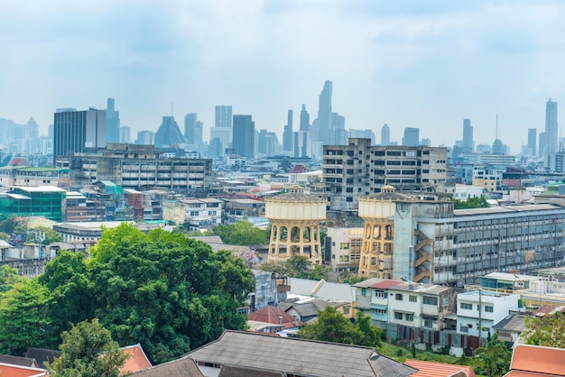 Stadsgezicht van de stad Bangkok met moderne architectuur en wolkenkrabbers in het centrum op de skyline