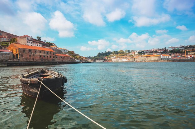 Stadsgezicht van de stad Porto met een mooie lucht op een zonnige dag Houten boot op de Douro-rivier Porto Portugal Europa