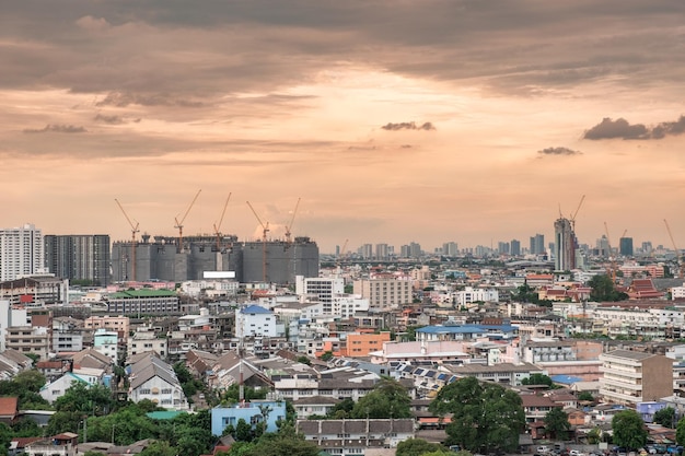 Stadsgezicht van gebouwen vol met industriële bouw in bangkok