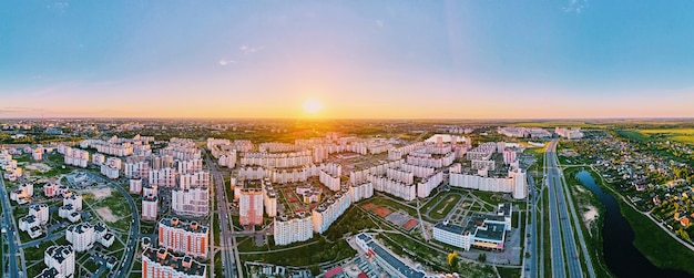 Stadsgezicht van gomel wit-rusland luchtfoto van stadsarchitectuur panorama stadsstraten bij zonsondergang vogelperspectief