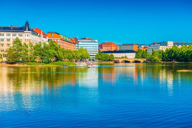 Stadsgezicht van Helsinki weerspiegeld in water, Finland