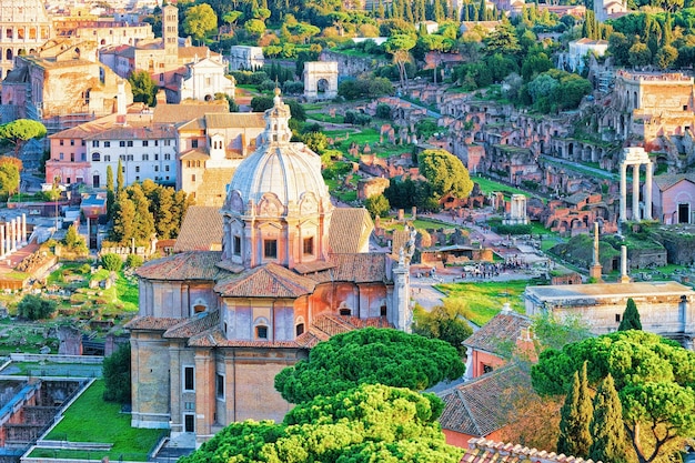 Stadsgezicht van het Forum Romanum en de kerk van Santi Luca E Martina in Rome in Italië.