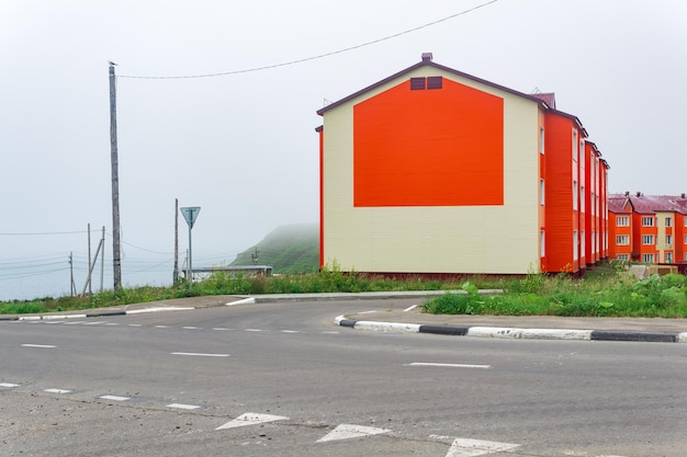 Stadsgezicht van het kustplaatsje yuzhnokurilsk op het eiland kunashir