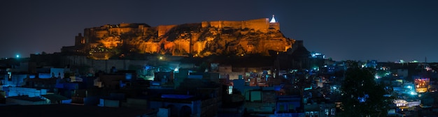 stadsgezicht van Jodhpur in de schemering.