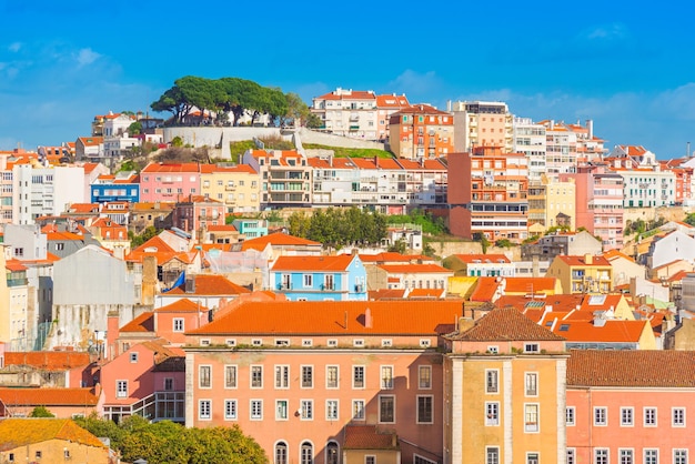 Stadsgezicht van Lissabon, "Miradouro da Nossa Senhora do Monte" - populair uitkijkpunt in de wijk Alfama, Portugal