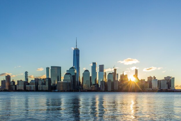 Stadsgezicht van Lower Manhattan, New York in de zonnige ochtend. Verenigde Staten van Amerika