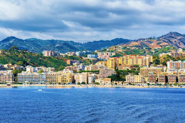 Stadsgezicht van Messina aan de Middellandse Zee op het eiland Sicilië, in Italië