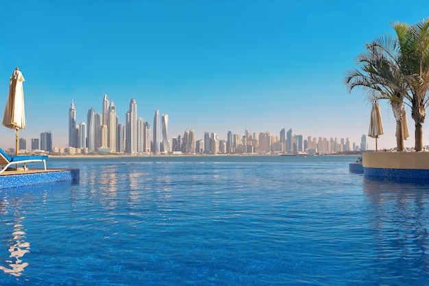 Stadsgezicht van moderne dubai marina met reflectie in water