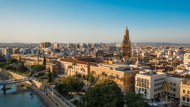 Stadsgezicht van Murcia voor zonsondergang. Luchtfoto