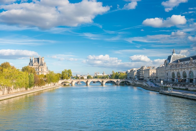 Stadsgezicht van Parijs met uitzicht over de rivier de Seine op Grand Palais en Quai dÃƒÂ¢Ã‚Â€Ã‚Â™Orsay