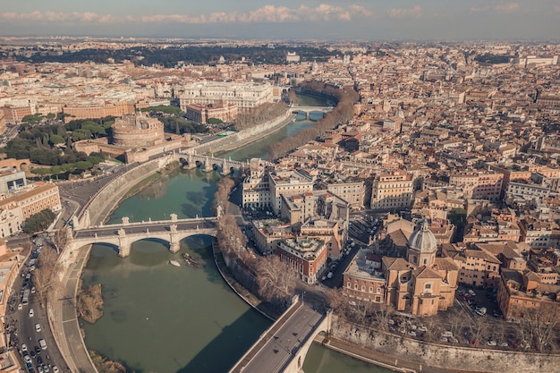 Stadsgezicht van Rome, luchtfoto. Saint Angelo-kasteel, bruggen en rivier de Tiber