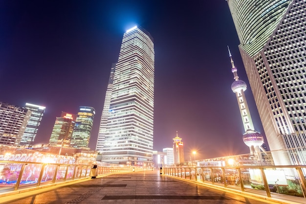 Stadsgezicht van Shanghai op de voetgangersbrug bij nacht China