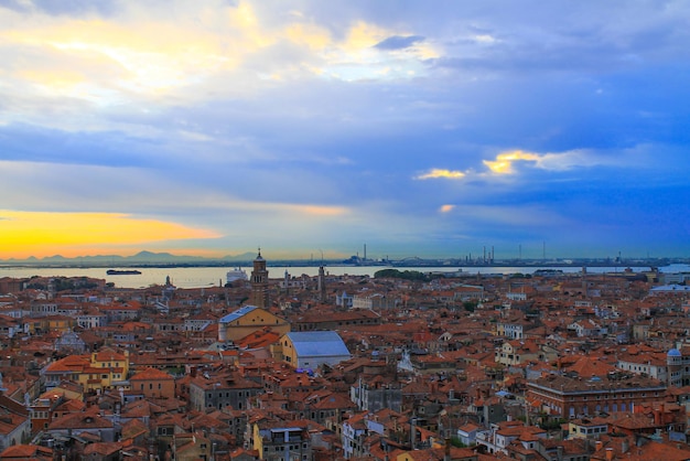 Stadsgezicht van Venetië Daken van de oude stad vanaf een hoogte Italië