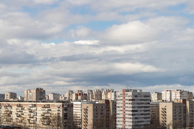 Stadsgezicht vanaf de achtergrond van hoogbouw en blauwe lucht met wolken in Sint-Petersburg