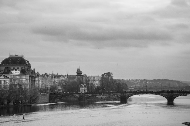 stadsgezichten van de stad Praag in de winter