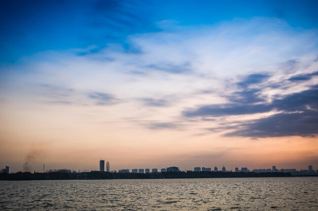 Stadshorizon reflecties zonsopgang Albert park meer Melbourne heldere kalme ochtend