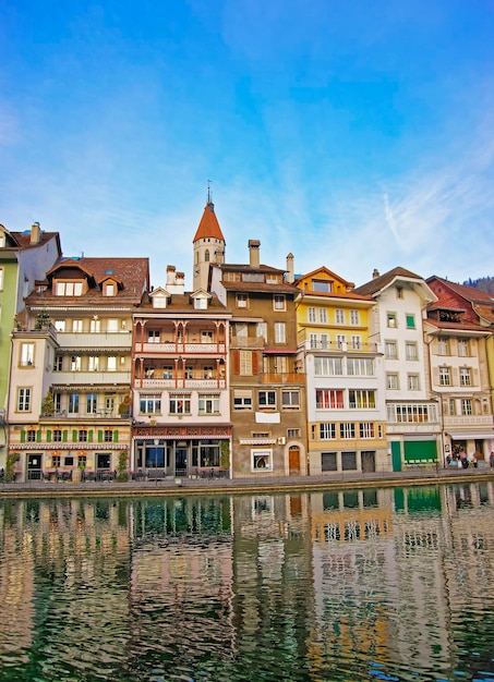 Stadskerk en dijk in de oude binnenstad van Thun. Thun is een stad in het Zwitserse kanton Bern. Het is gelegen waar de rivier de Aare uit het meer van Thun (Thunersee) stroomt.