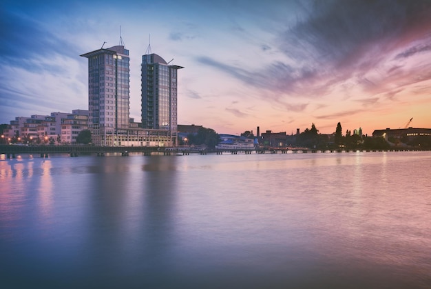 Stadslandschap door spree rivier tegen de hemel tijdens zonsondergang