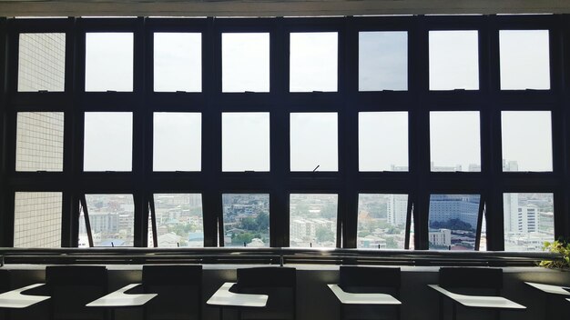 Foto stadslandschap gezien door een raam