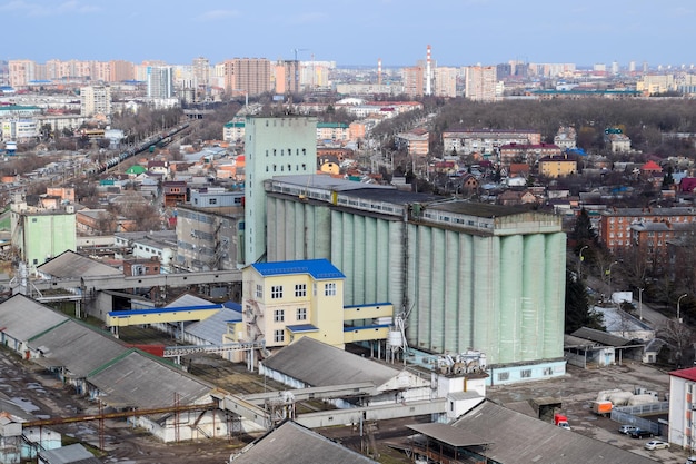 Stadslandschap Het uitzicht vanaf de hoogten van de 24e verdieping Krasnodar stad Stedelijk uitzicht