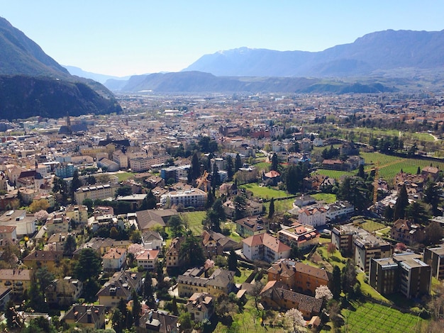 Stadslandschap met bergen tegen een heldere lucht
