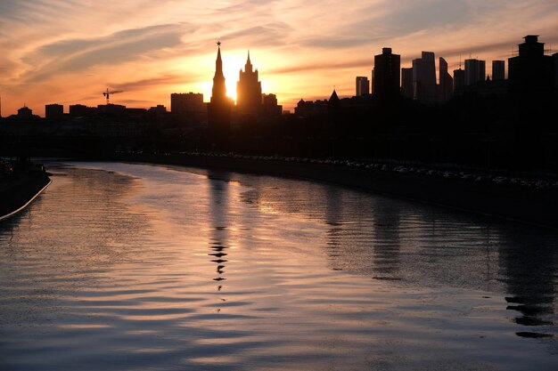 Stadslandschap met de rivierdijk van Moskou en silhouetten van gebouwen en Kremlin-torens op beau
