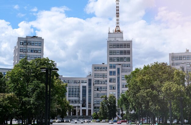 Stadslandschap op een heldere zonnige dag in de stad kharkov oekraïne