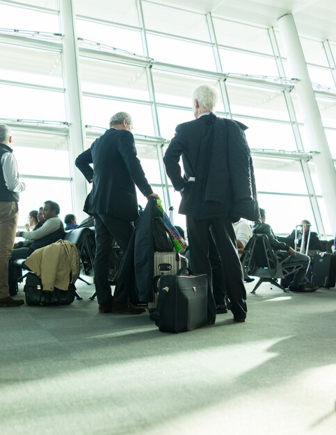 Stadsleven, wazige mensen lopen op de luchthaven